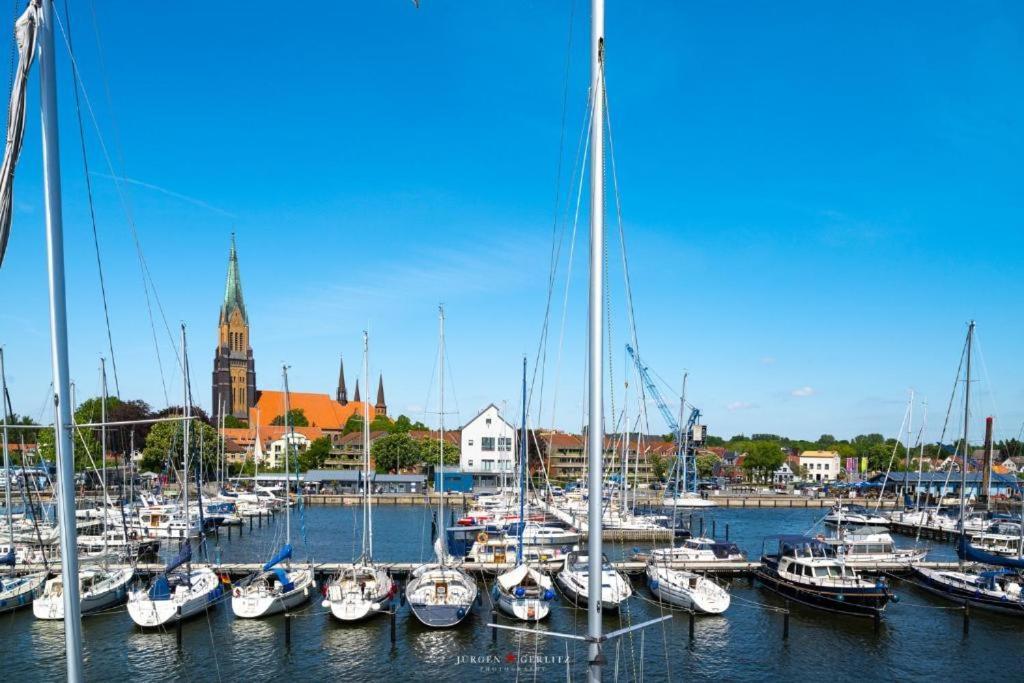Hausboot Gluecksmomente Mit Dachterrasse In Schleswig Am Ostseefjord Schlei Buitenkant foto