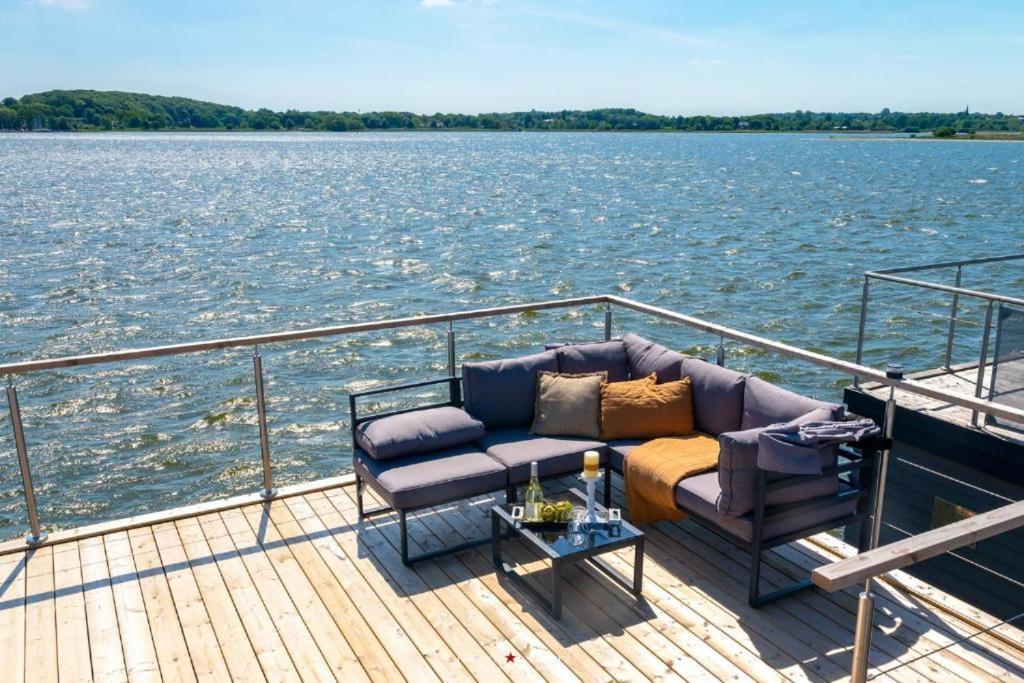 Hausboot Gluecksmomente Mit Dachterrasse In Schleswig Am Ostseefjord Schlei Buitenkant foto