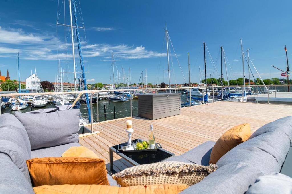 Hausboot Gluecksmomente Mit Dachterrasse In Schleswig Am Ostseefjord Schlei Buitenkant foto